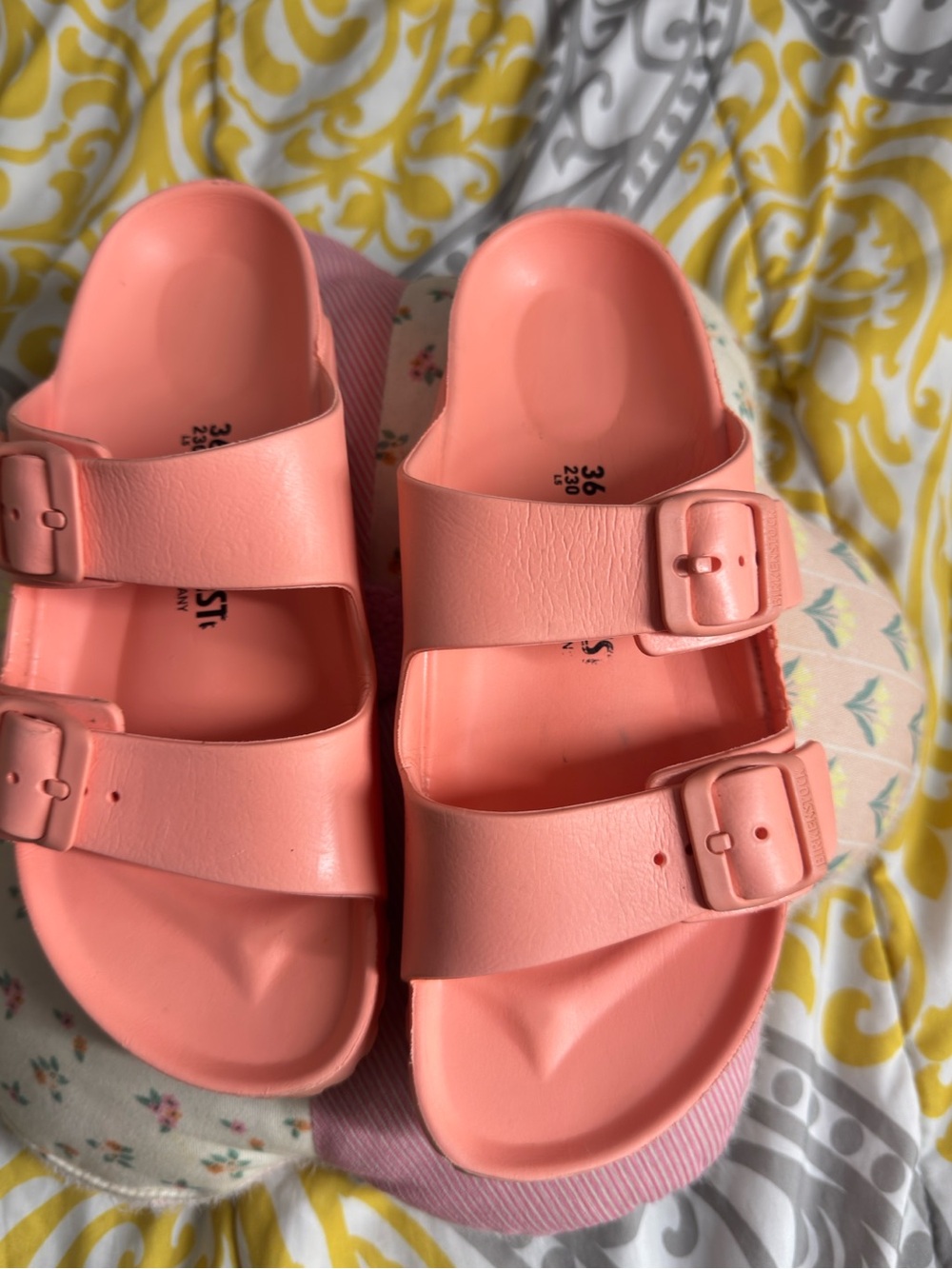 Sandals size 6 women’s color coral